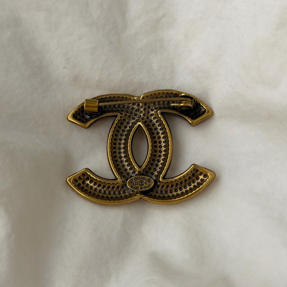 CHANEL Gold-Tone Embossed CC Logo Brooch - Picture 5 of 8